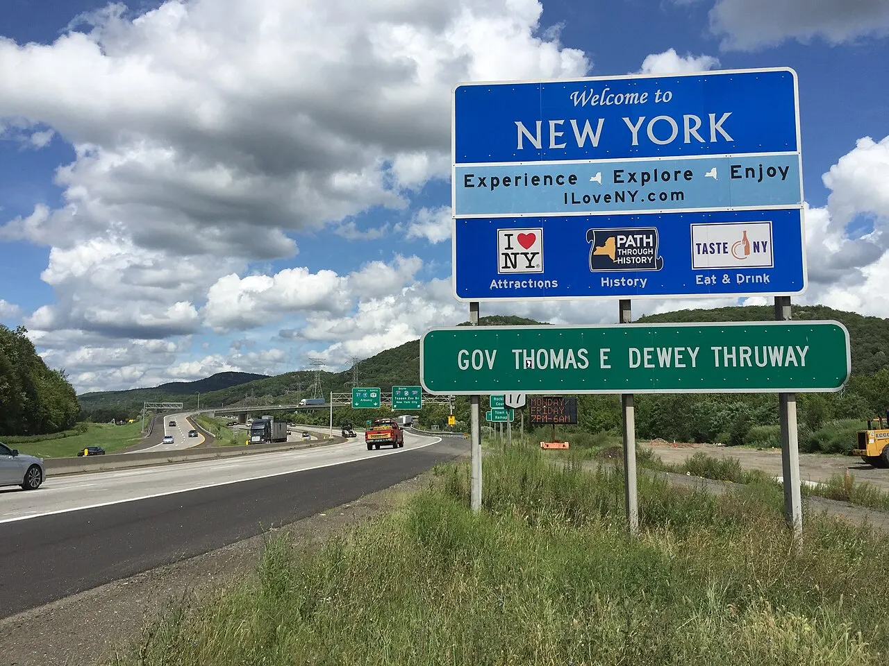Welcome to New York sign beside northbound Interstate 287 and Route 17 at the New Jersey state line
