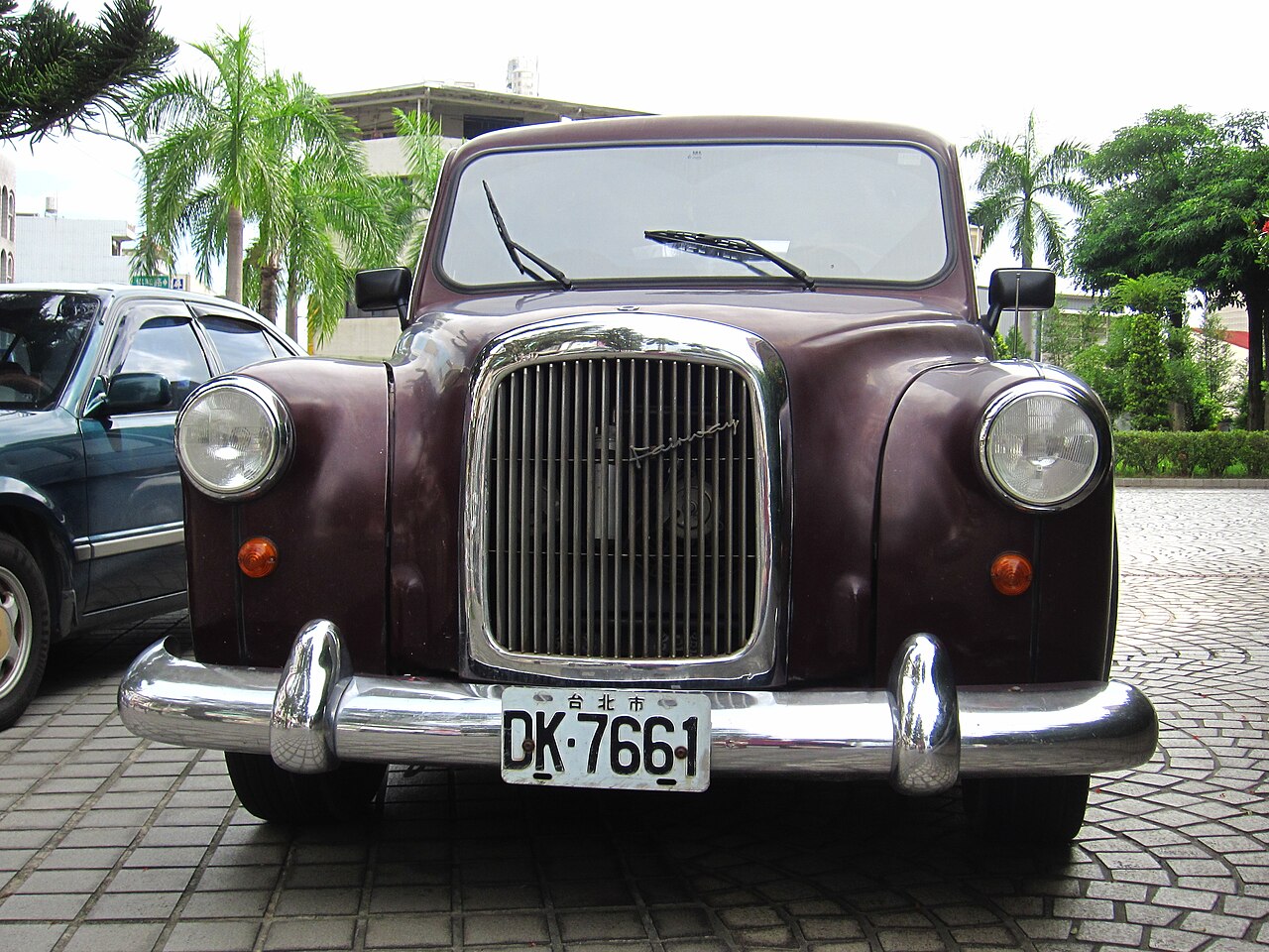 A licensed London taxi, the hackney counterpart to the private-hire vehicles this guide covers